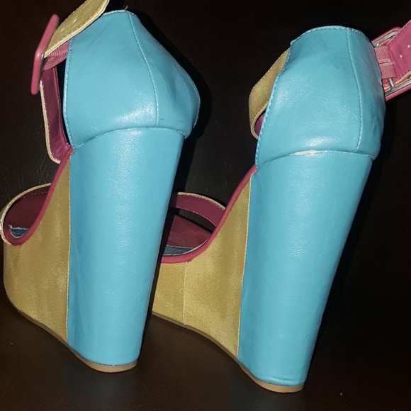 Kiss&Tell Wedge Heels - Picture 4 of 4